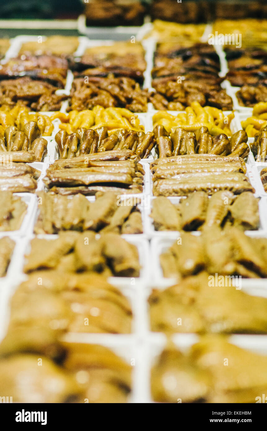 Ailes de canard braisé et les pièces comme snack, plats chinois commun. Banque D'Images