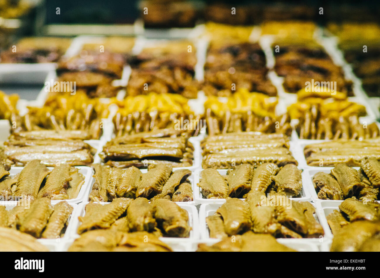 Ailes de canard braisé et les pièces comme snack, plats chinois commun. Banque D'Images