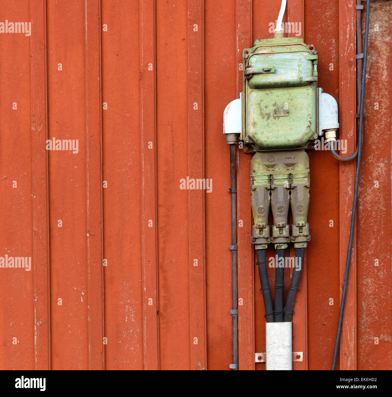 Style rétro de circuits électriques, prises et les boîtes de raccordement monté sur un mur en bois rouge Banque D'Images