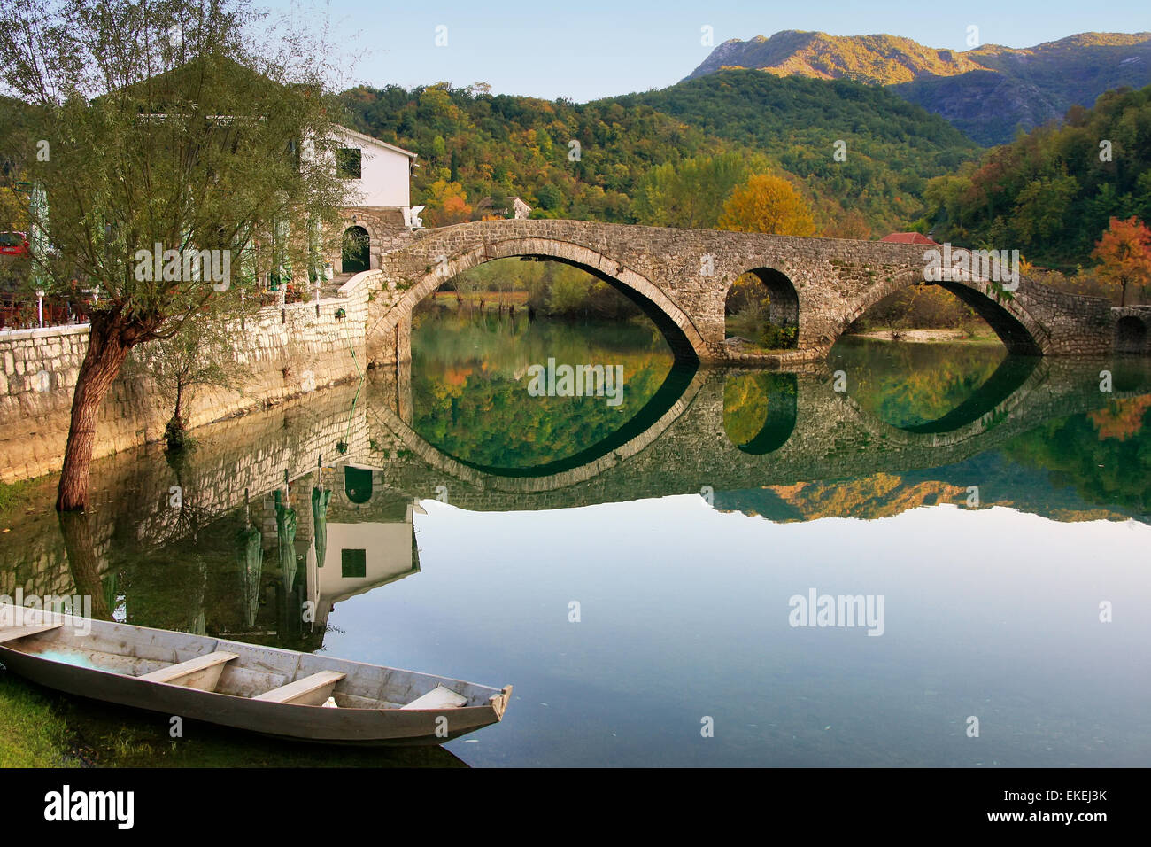 Pont en arc reflète dans la rivière Crnojevica, Monténégro, Balkans Banque D'Images