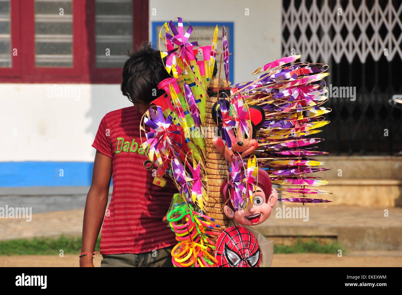 Un jeune Indien attristé avec rire super héros masque de couleur. Banque D'Images