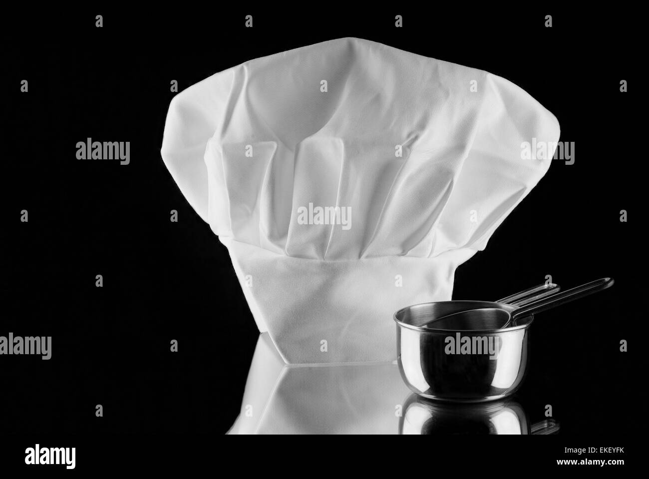 Chef's Hat blanc avec verre mesureur Banque D'Images