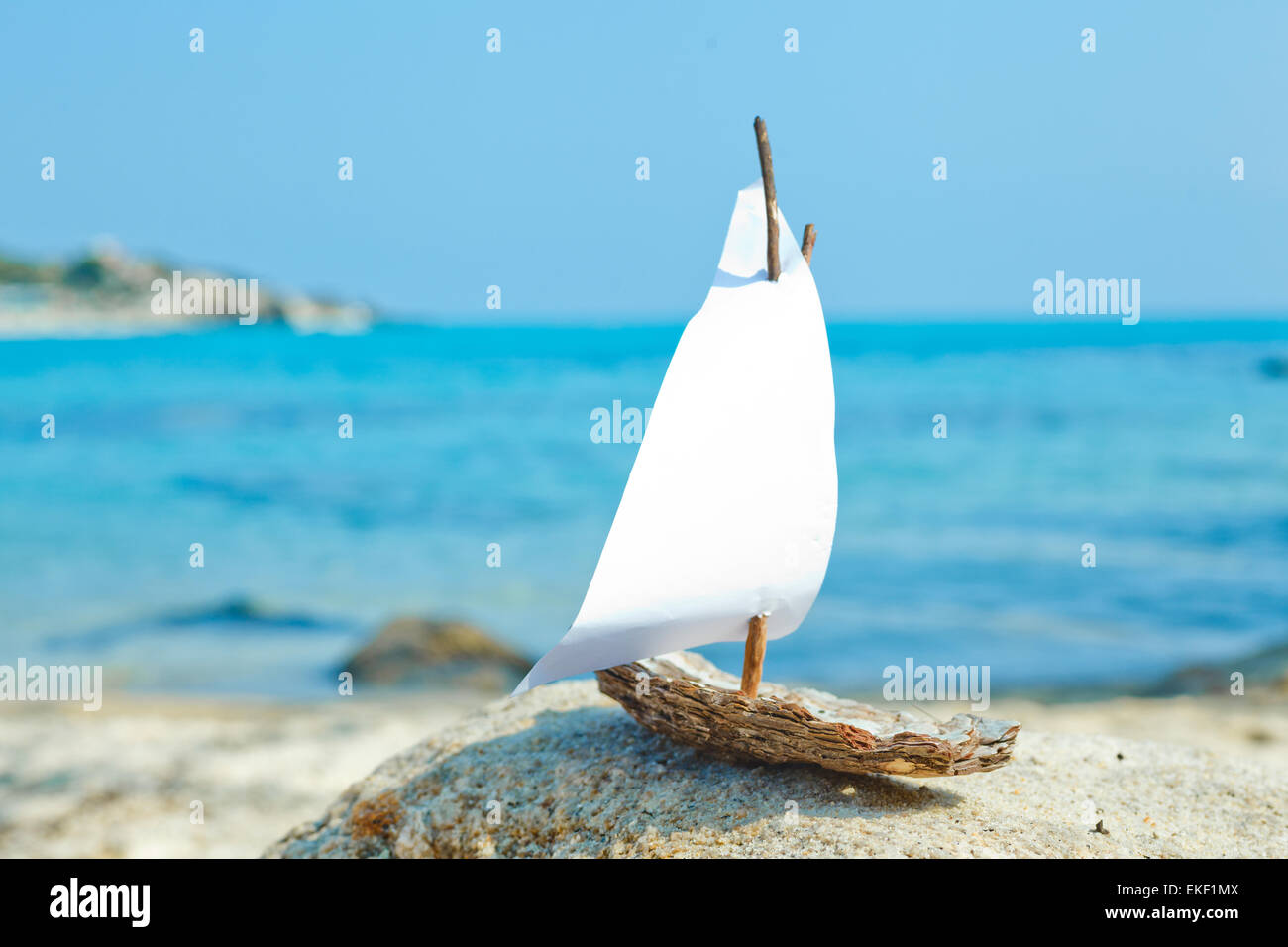 Jouet bateau modèle sur la plage Banque D'Images