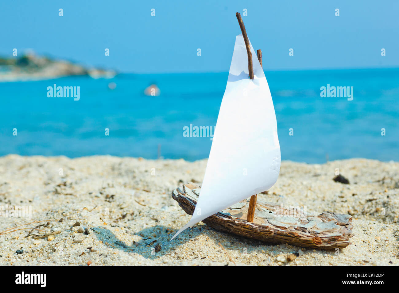Jouet bateau modèle sur la plage Banque D'Images