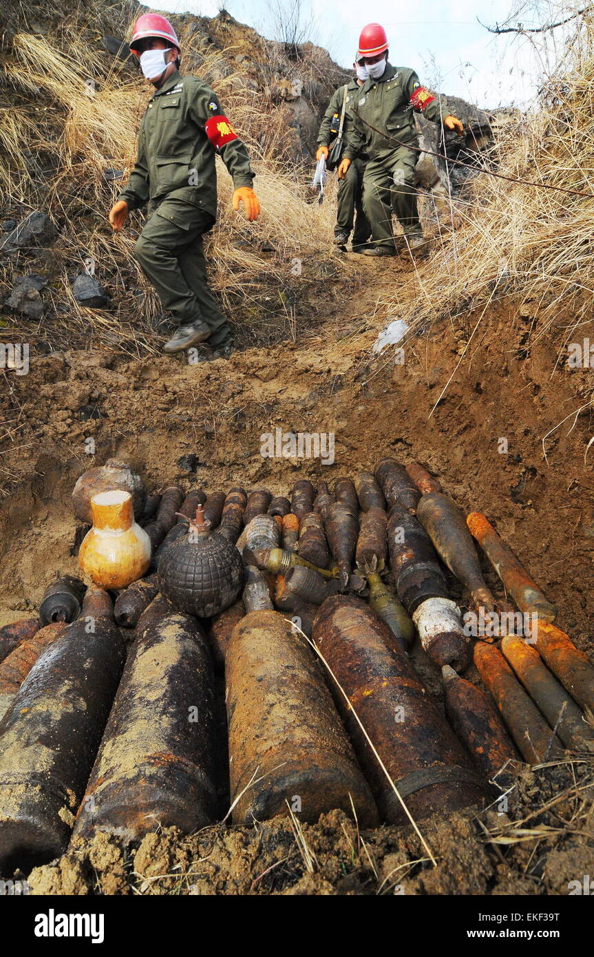 (150410) -- SHANGHAI, le 10 avril 2015 (Xinhua) -- les membres du personnel se préparer à détruire les armes japonaises dans la région de Harbin City, Heilongjiang Province du nord-est de la Chine, le 10 avril 2015. Un total de 475 armes non chimiques laissés par les troupes de l'envahisseur japonais ont été détruits au Village de Henan Canton de Hainan dans le Xi'an District de Mudanjiang le vendredi. (Xinhua/Chunxiang Zhang) (wyo) Banque D'Images