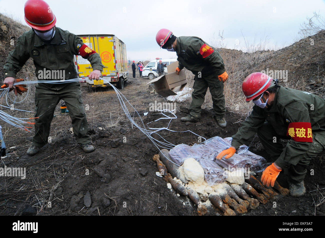 Mudanjiang, Chine, province de Heilongjiang. 10 avr, 2015. Les membres du personnel se préparer à détruire les armes japonaises dans la région de Harbin City, Heilongjiang Province du nord-est de la Chine, le 10 avril 2015. Un total de 475 armes non chimiques laissés par les troupes de l'envahisseur japonais ont été détruits au Village de Henan Canton de Hainan dans le Xi'an District de Mudanjiang le vendredi. © Zhang Chunxiang/Xinhua/Alamy Live News Banque D'Images