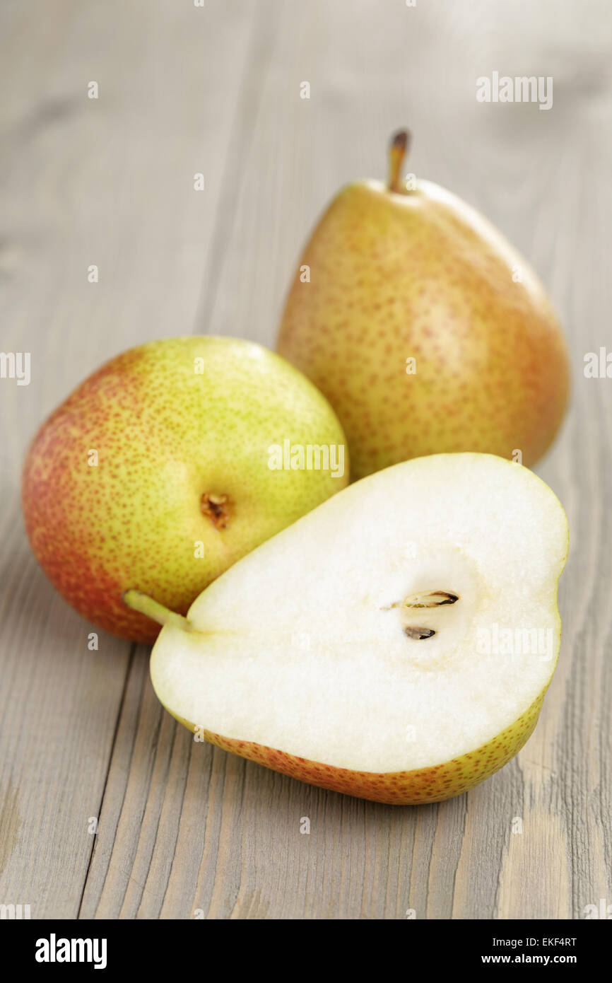 3 poires mûres sur table en bois Banque D'Images