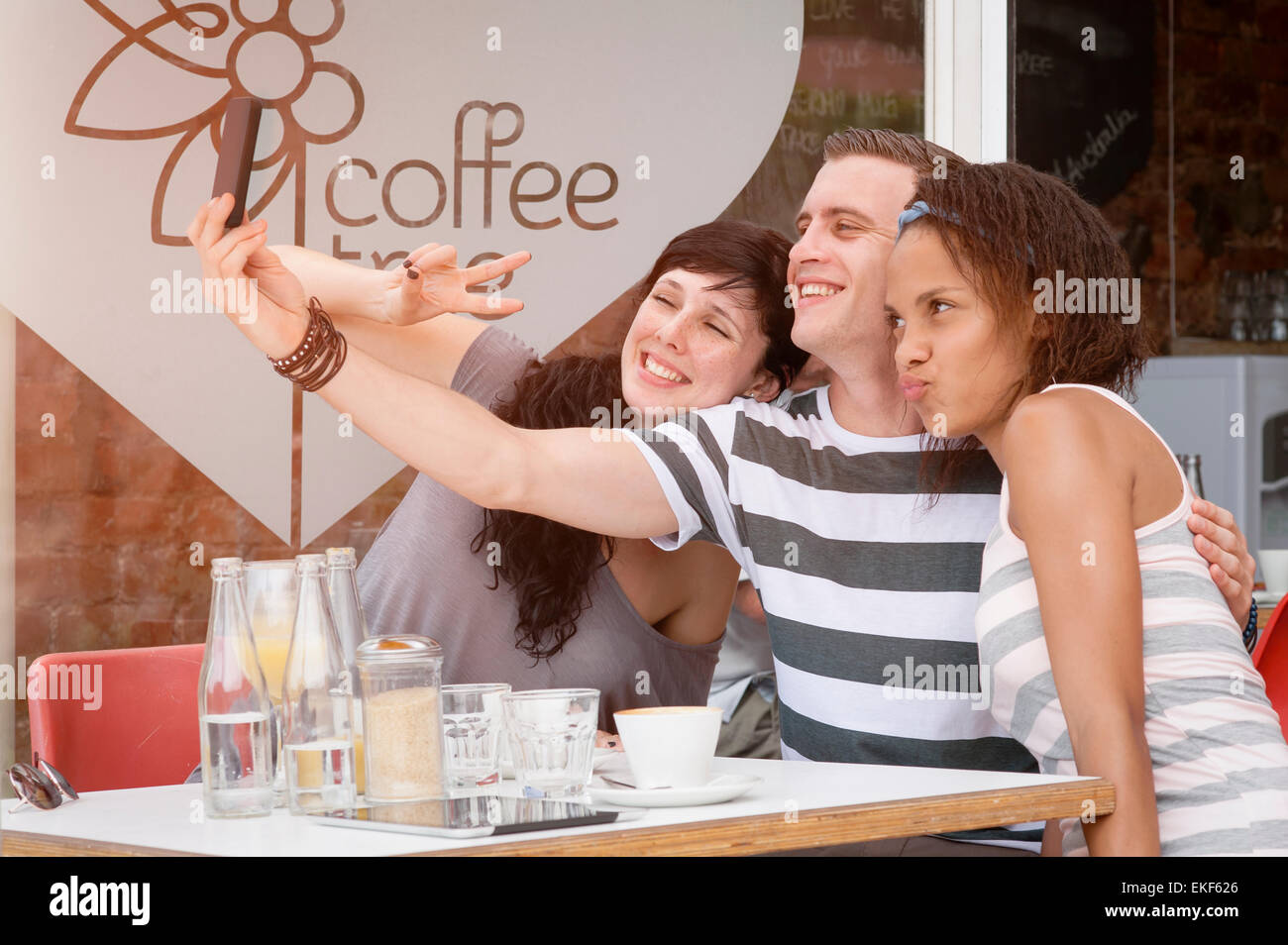 Groupe de jeunes de prendre un Smartphone avec selfies Banque D'Images