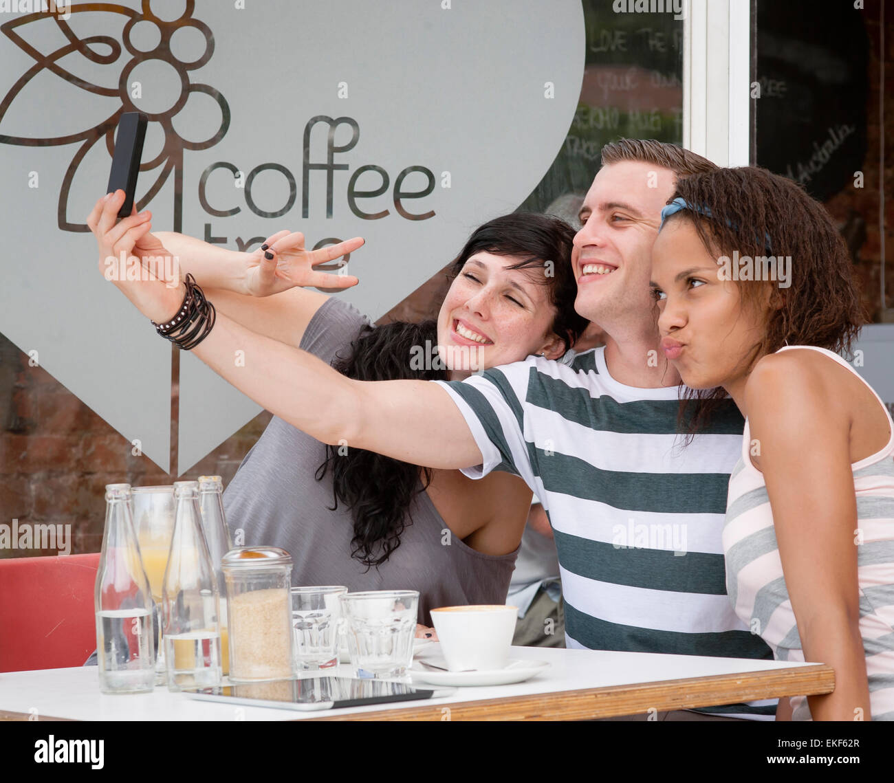 Groupe de jeunes de prendre un Smartphone avec selfies Banque D'Images