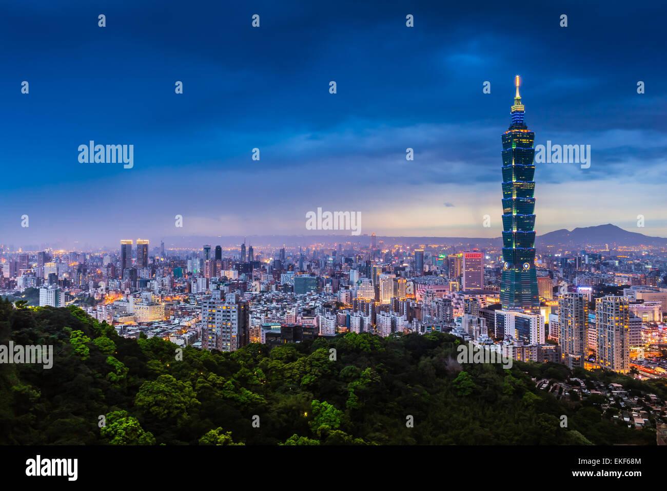 Heure bleue ciel de nuit et éclairage de grande ville illuminée cityscape de Taipei, Taiwan Banque D'Images