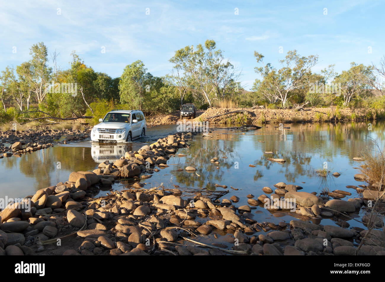 Voiture en traversant une rivière le long de la Gibb River Road, Kimberley, Outback, l'Australie Occidentale, WA, Australie Banque D'Images