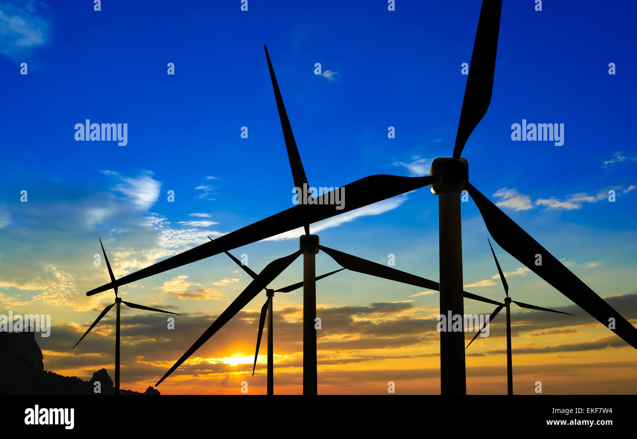 Générateur de vent Éoliennes sur le coucher du soleil Banque D'Images