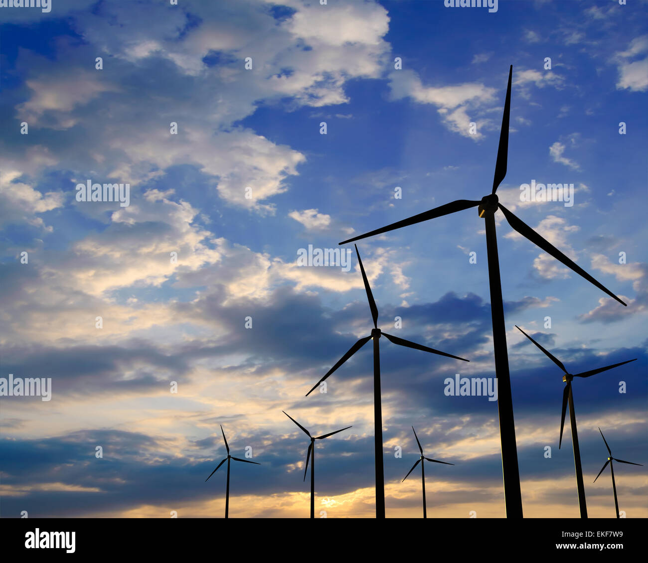 Générateur de vent Éoliennes sur le coucher du soleil Banque D'Images