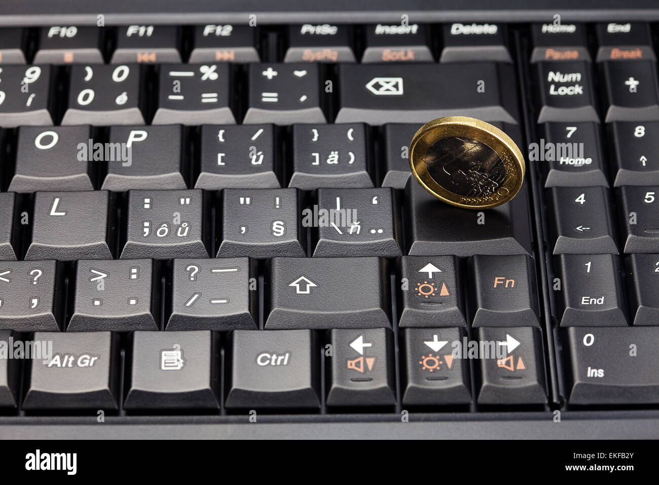 Clavier ordinateur portable et coin euro Photo Stock - Alamy