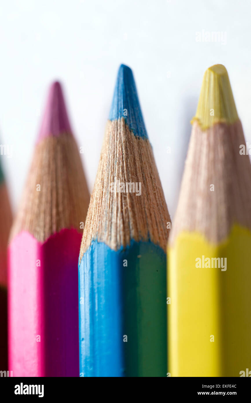 Close-up de crayons de couleur jaune, magenta et cyan Banque D'Images