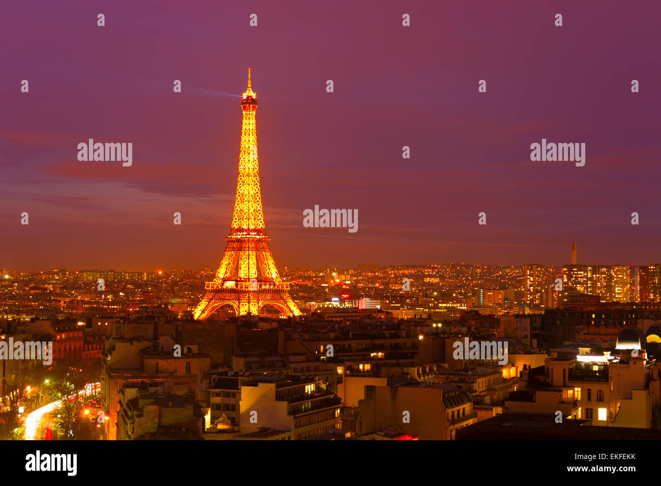 Tour Eiffel Light Show performance pendant la nuit. Banque D'Images