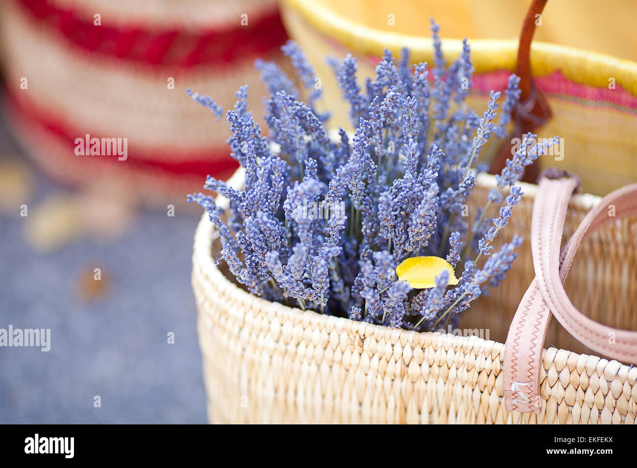 Les fleurs de lavande séchées dans panier à la foire Banque D'Images