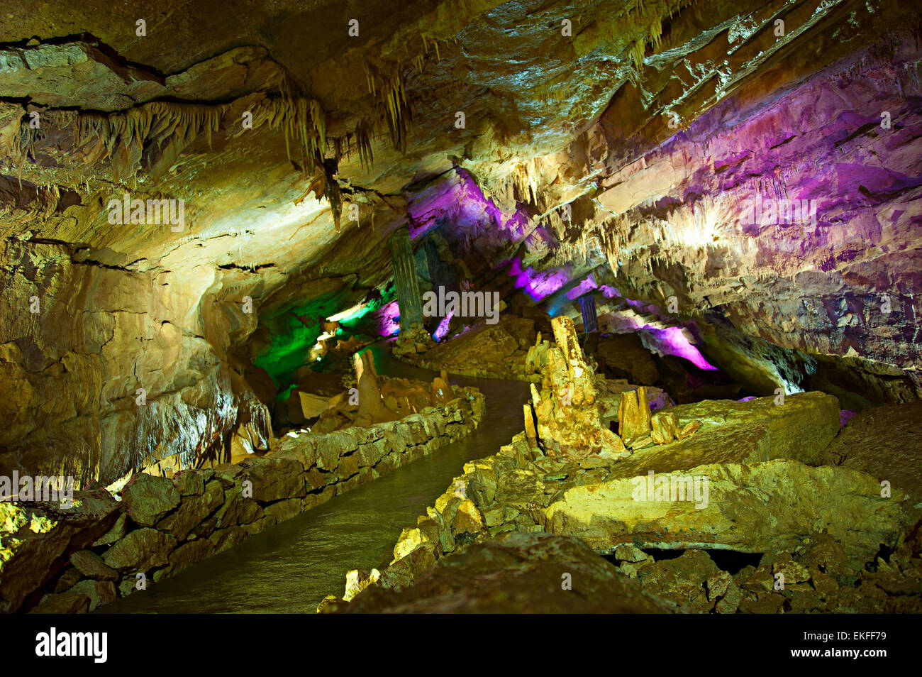 L'intérieur de la cave Sataplia en Géorgie éclairée par des lumières colorées Banque D'Images