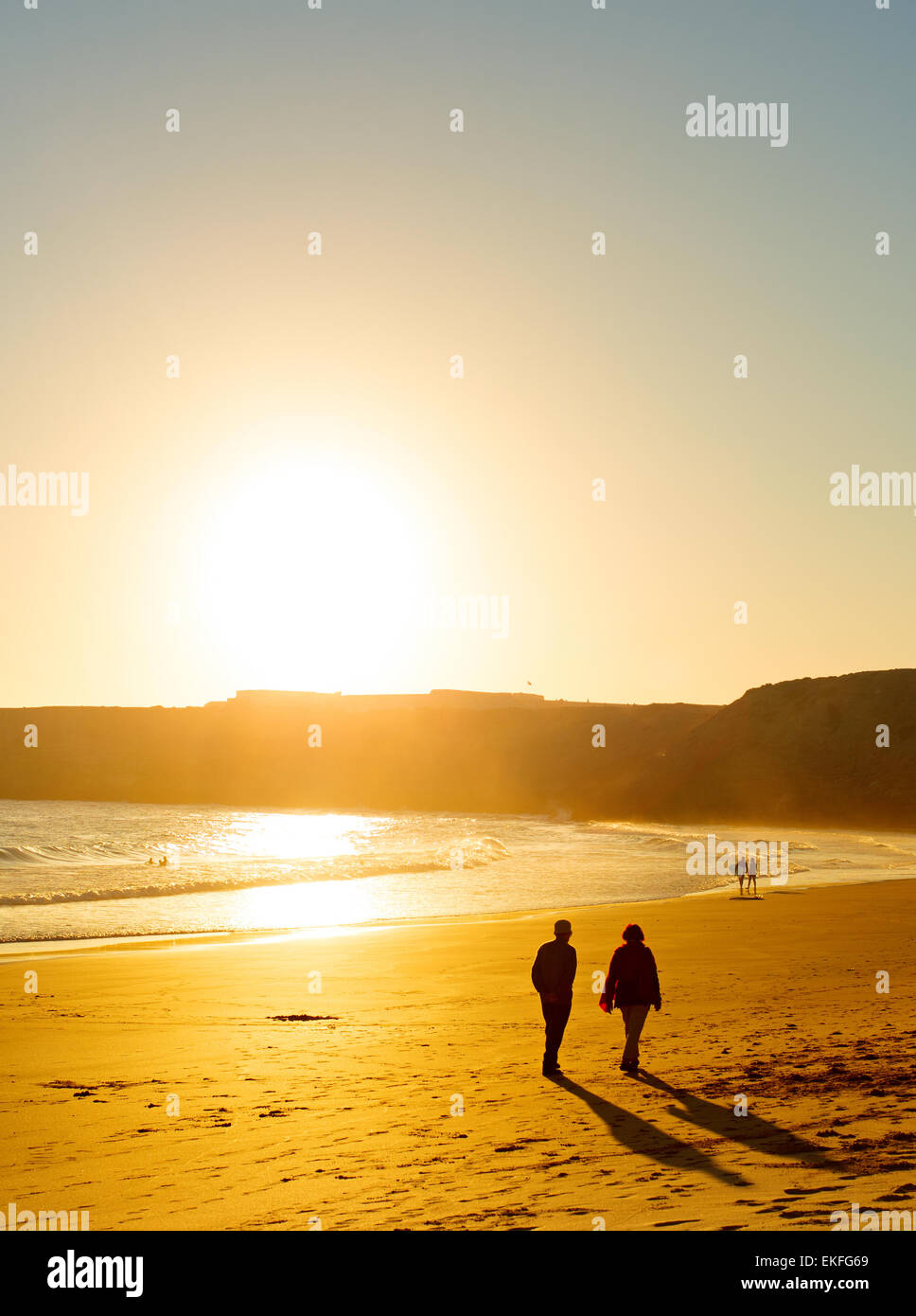 Les gens se promener sur la plage au coucher du soleil. Sagers, Algarve, Portugal Banque D'Images