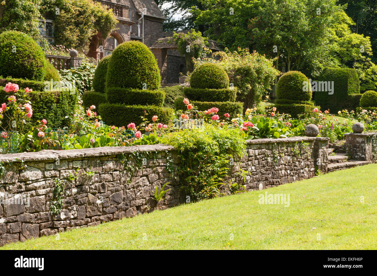 Wyndcliffe Court Gardens, Monmouthshire, Wales, UK. Un 1922 Arts et Métiers maison avec jardins conçus par Avray Tipping Banque D'Images