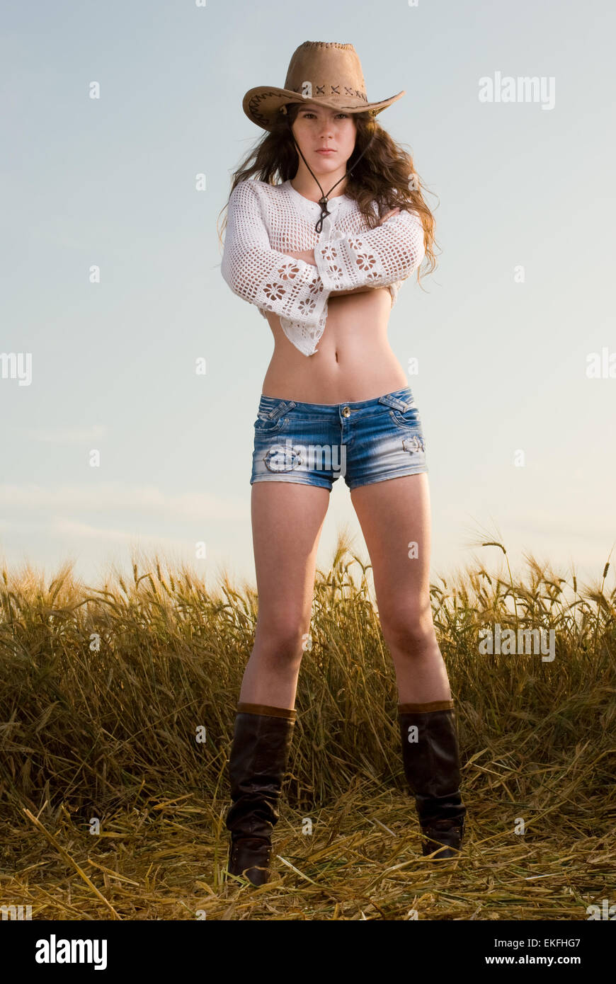 Belle fille slave en vêtements de cow-boy de poser dans les champs de blé Banque D'Images