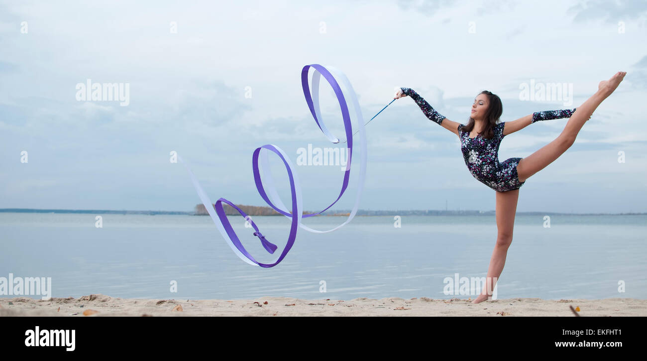 Jeune gymnaste girl dance with ribbon Banque D'Images