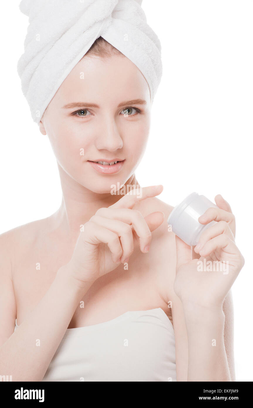 Woman applying moisturizer cream sur le visage Banque D'Images