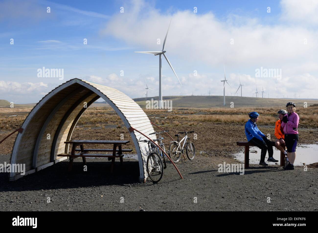 L'abri de pique-nique populaire auprès des cyclistes de montagne sur l'Eaglesham amarrer à Whitelee wind farm, dans la banlieue de Glasgow, Écosse, Royaume-Uni Banque D'Images