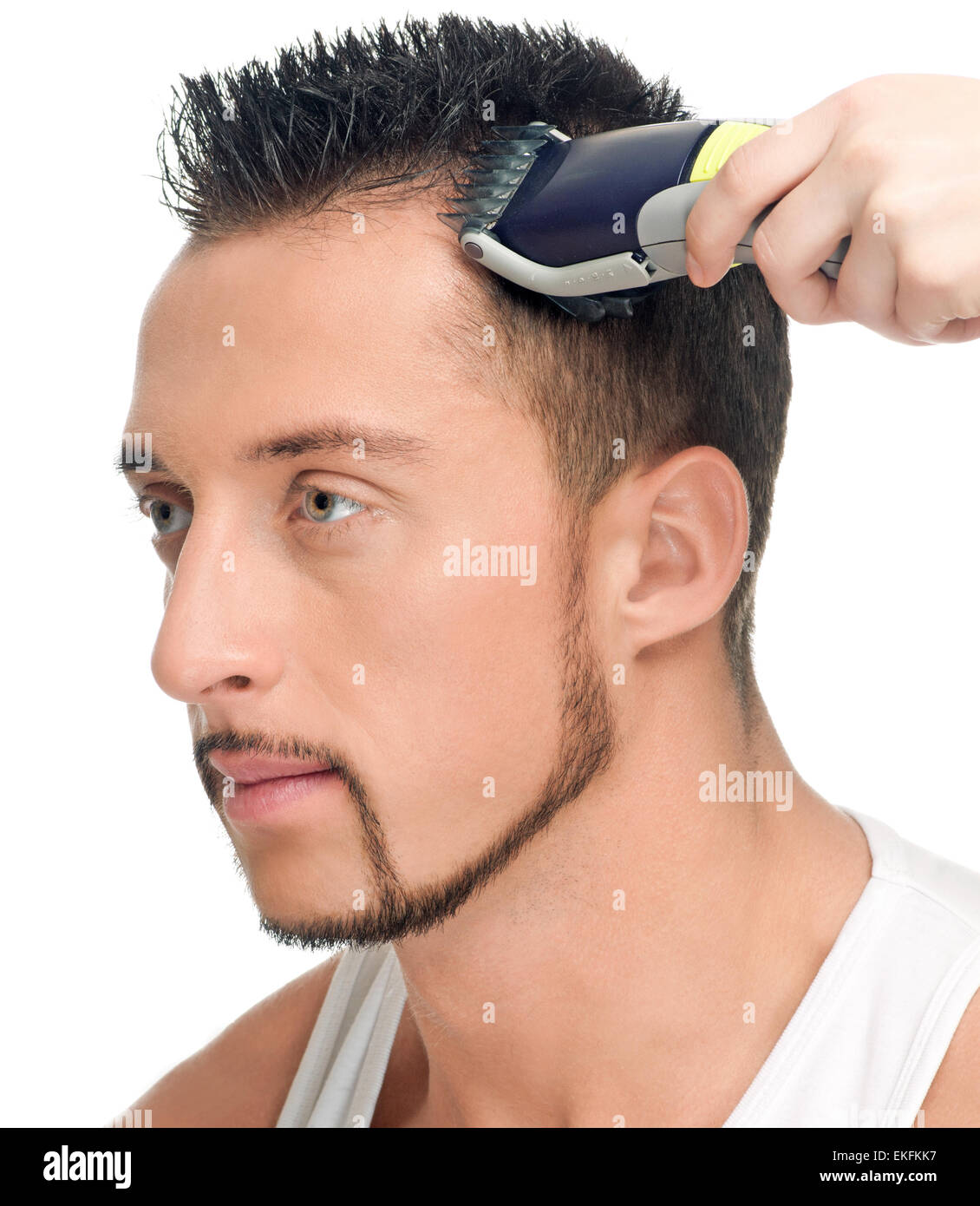Couper les cheveux de l'homme séduisant Banque D'Images