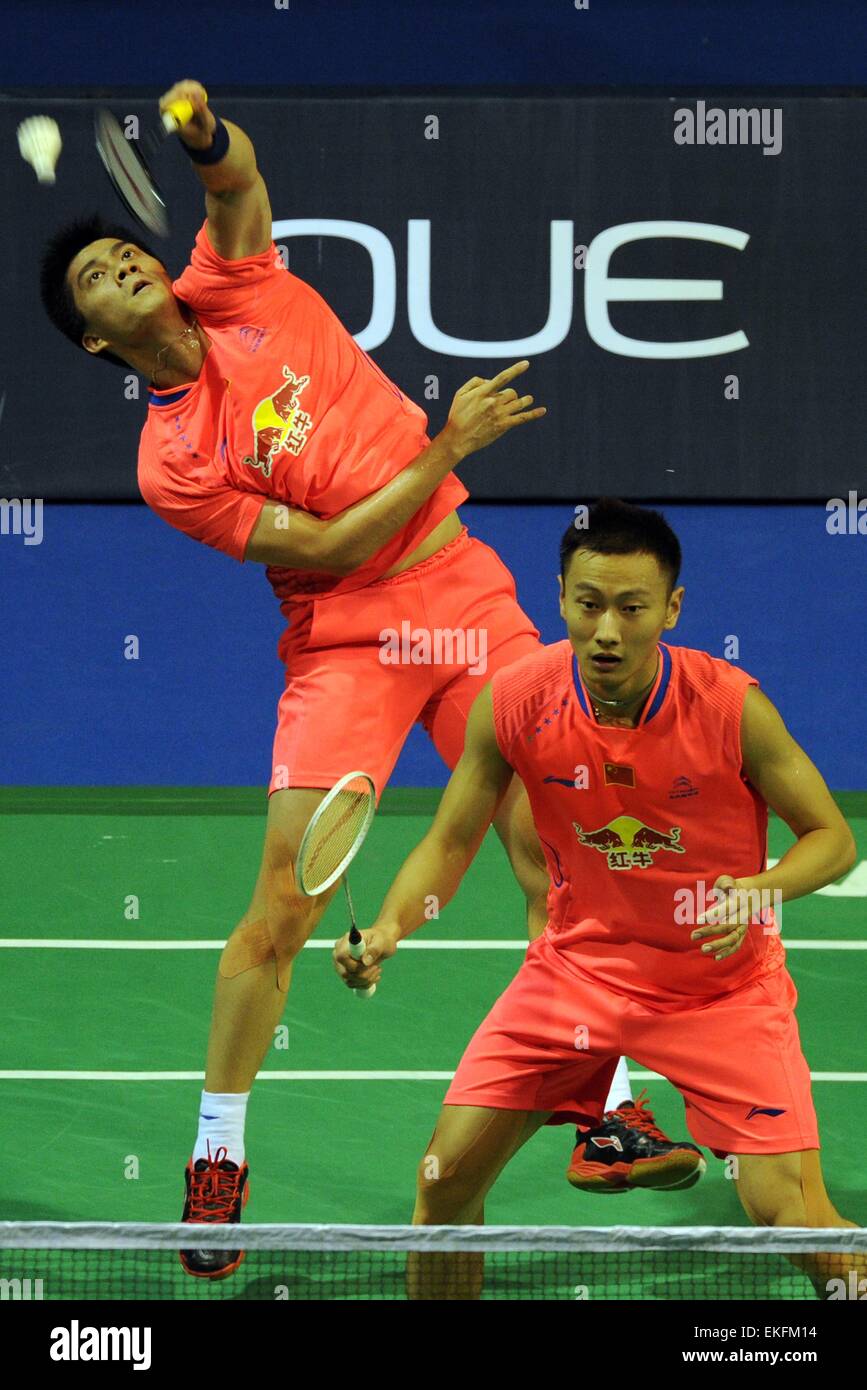 (150410) -- SINGAPOUR, 10 avril 2015 (Xinhua) -- Fu Haifeng (arrière) /Zhang Nan retour la navette au cours de l'OUE Singapour Ouverture contre Lee Sheng Mu/Tsai Chia Hsin du Taipei chinois à Singapour, le 10 avril 2015. Fu Haifeng/Zhang Nan a gagné 2-1. (Xinhua/puis Chih Wey) Banque D'Images