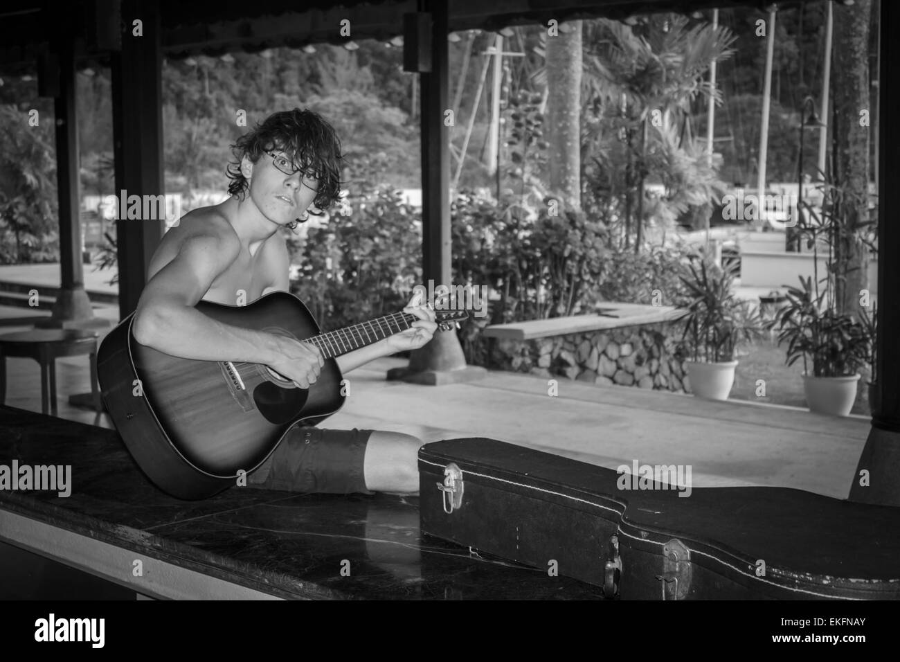 Une marina kid jouant de sa guitare acoustique. Banque D'Images