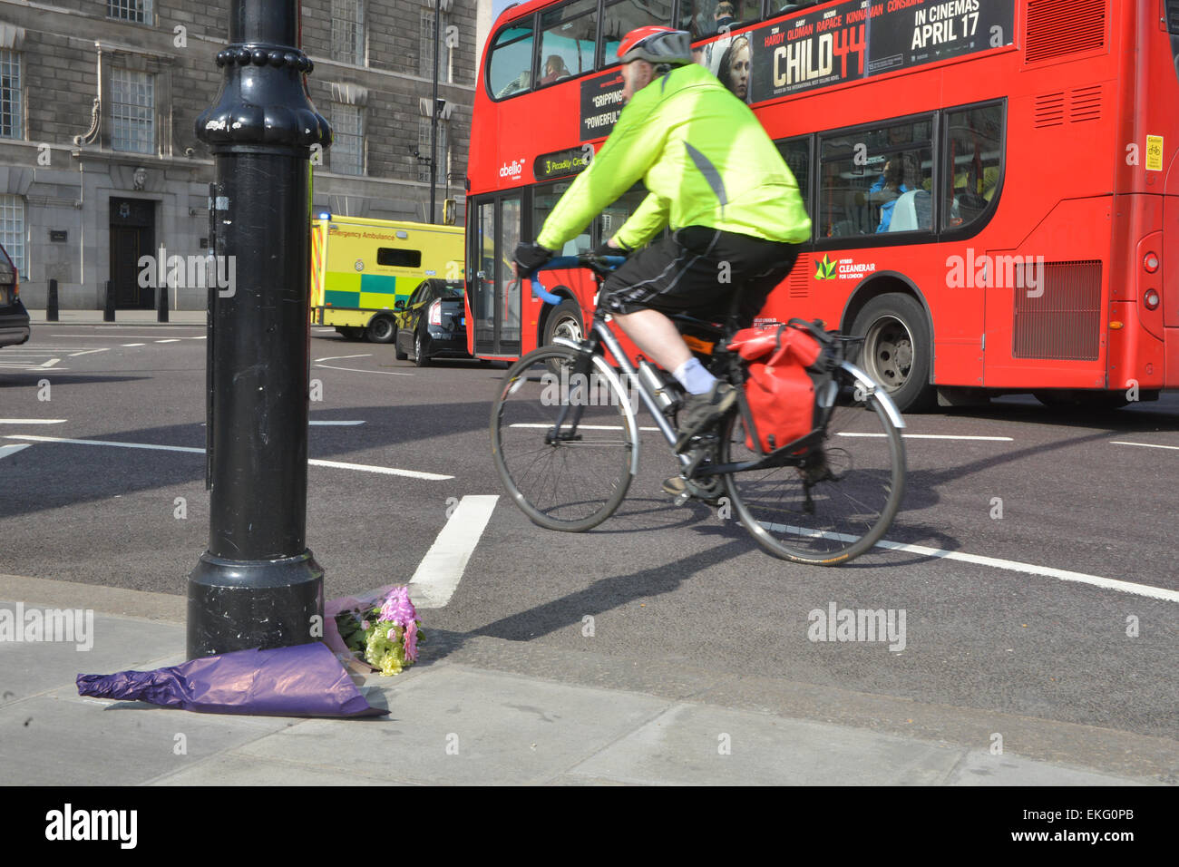 Pont de Lambeth, London, UK. 10 avril. Fleurs à la scène où un cycliste a été tué par un camion à la jonction du pont de Lambeth et Millbank. Crédit : Matthieu Chattle/Alamy Live News Banque D'Images