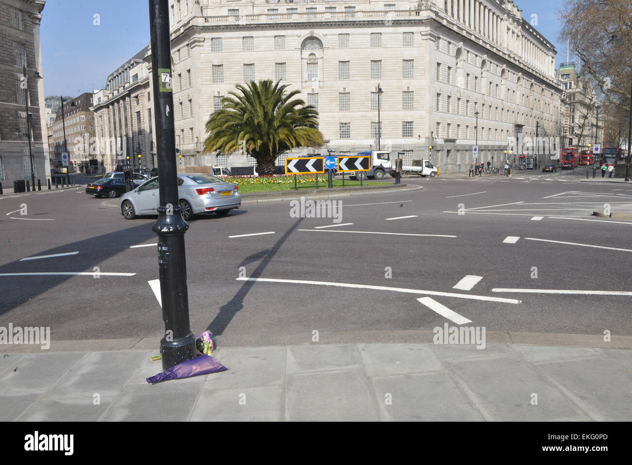 Pont de Lambeth, London, UK. 10 avril. Fleurs à la scène où un cycliste a été tué par un camion à la jonction du pont de Lambeth et Millbank. Crédit : Matthieu Chattle/Alamy Live News Banque D'Images