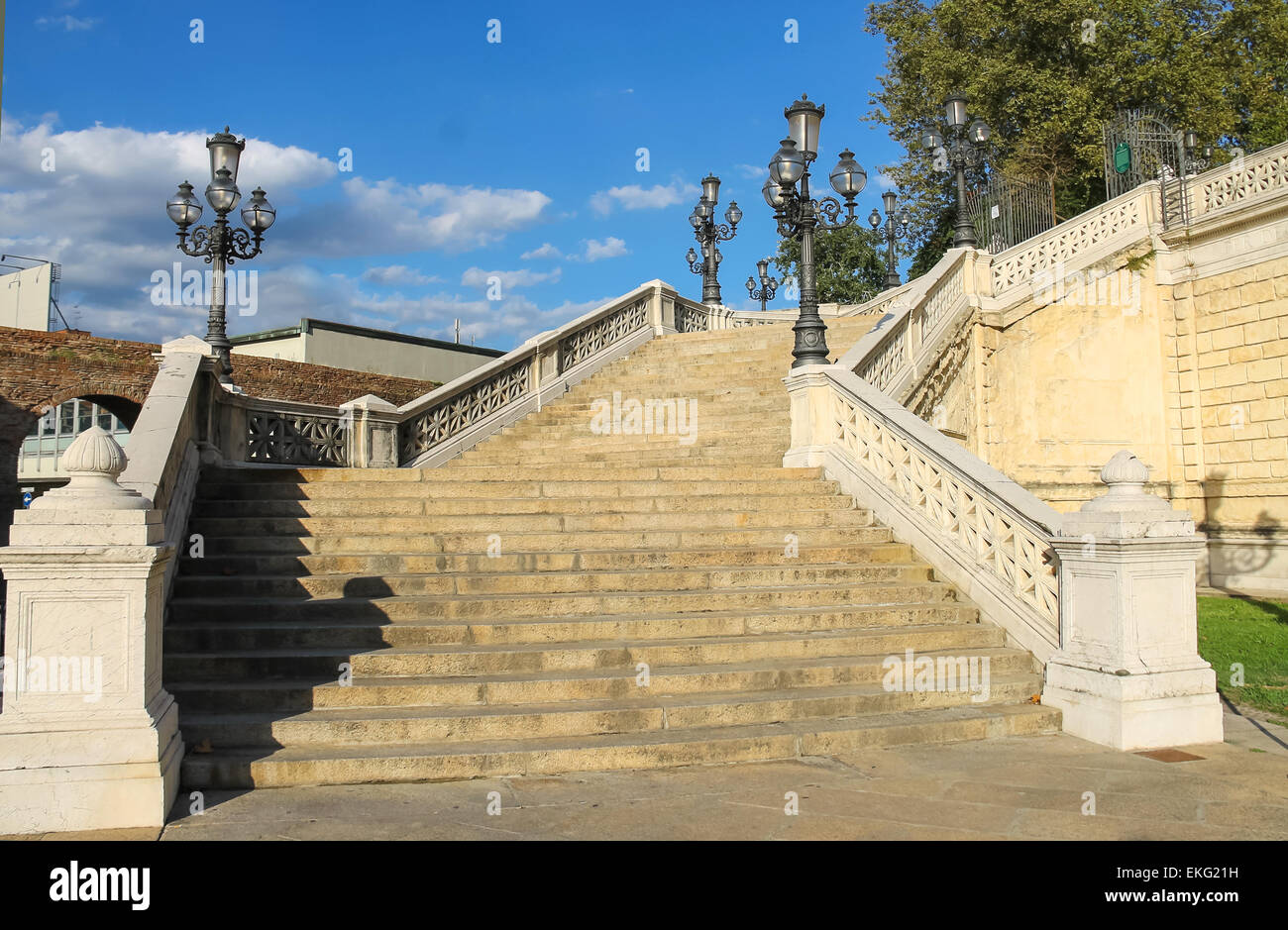Escaliers dans le parc Parco della Montagnola (Montagnolla) dans la ville de Bologne. Italie Banque D'Images