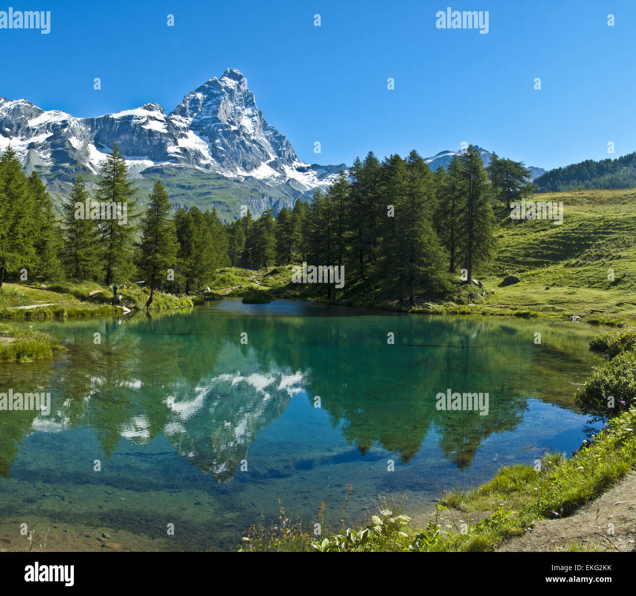 Le Cervin reflète dans les eaux claires du lac bleu, Valtournenche - Vallée d'Aoste Banque D'Images