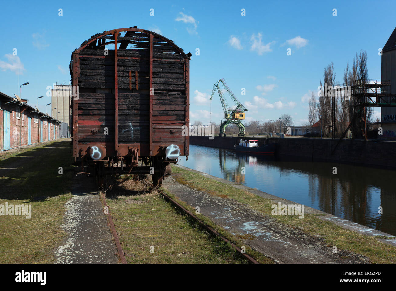 Un vieux wagon exposées du quai municipal de fer dans l'ancien port commercial. Magdeburg, Neustadt, Allemagne. Banque D'Images