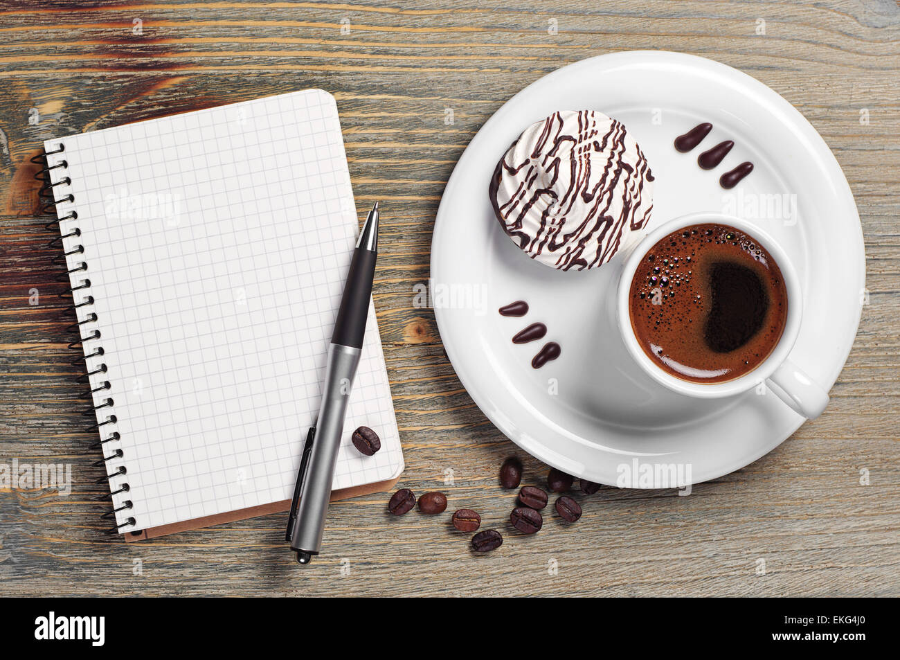 Tasse de café avec biscuits et crème ouvert le bloc-notes sur la vieille table en bois. Vue d'en haut Banque D'Images