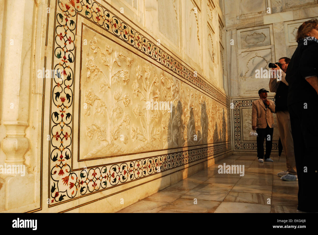 Prendre le tourisme photos de sculptures de marbre à l'intérieur de Taj Mahal inde Banque D'Images