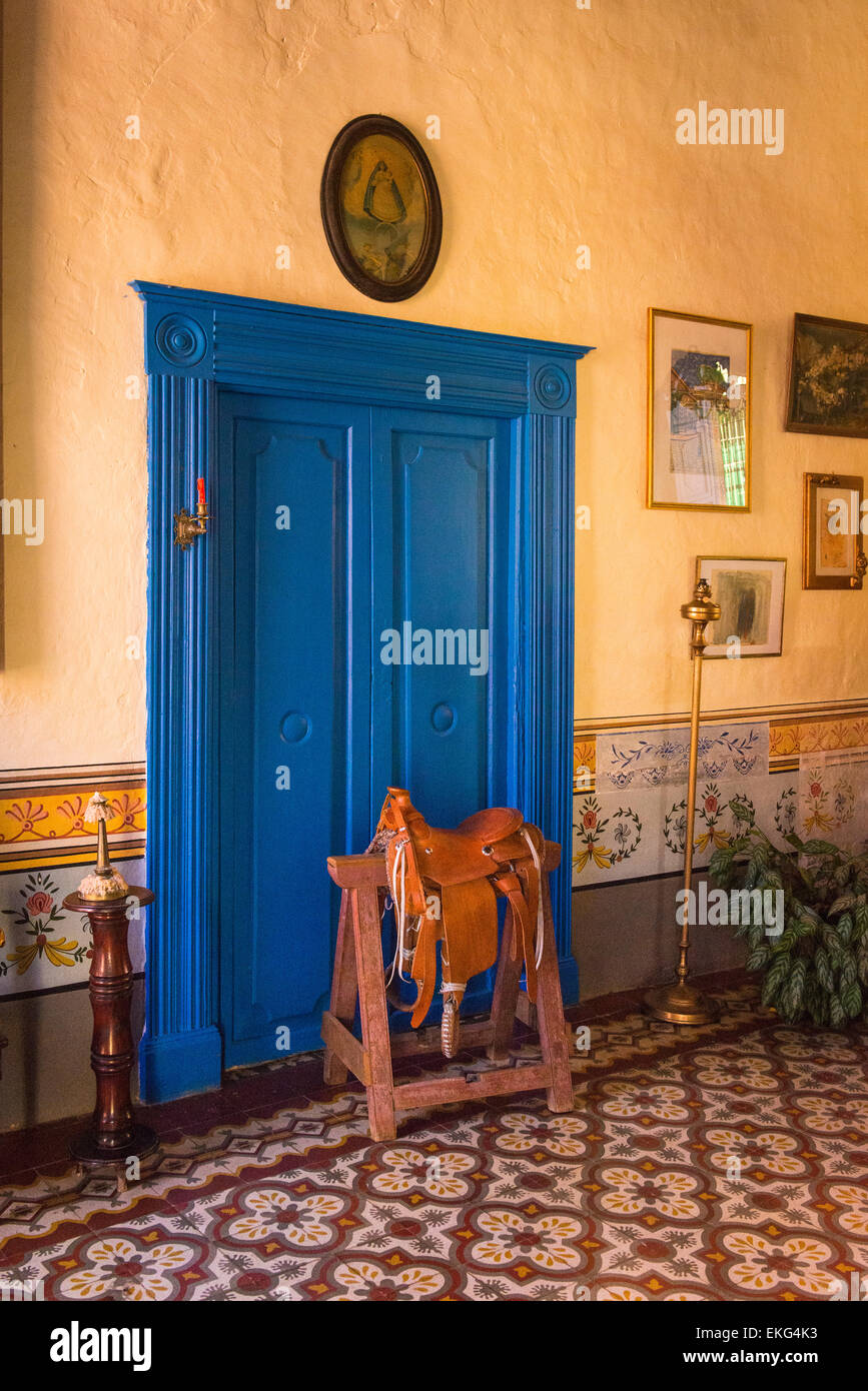 Cuba Trinidad ancienne maison coloniale bleu détail porte selle cuir carreaux murs ornés Banque D'Images