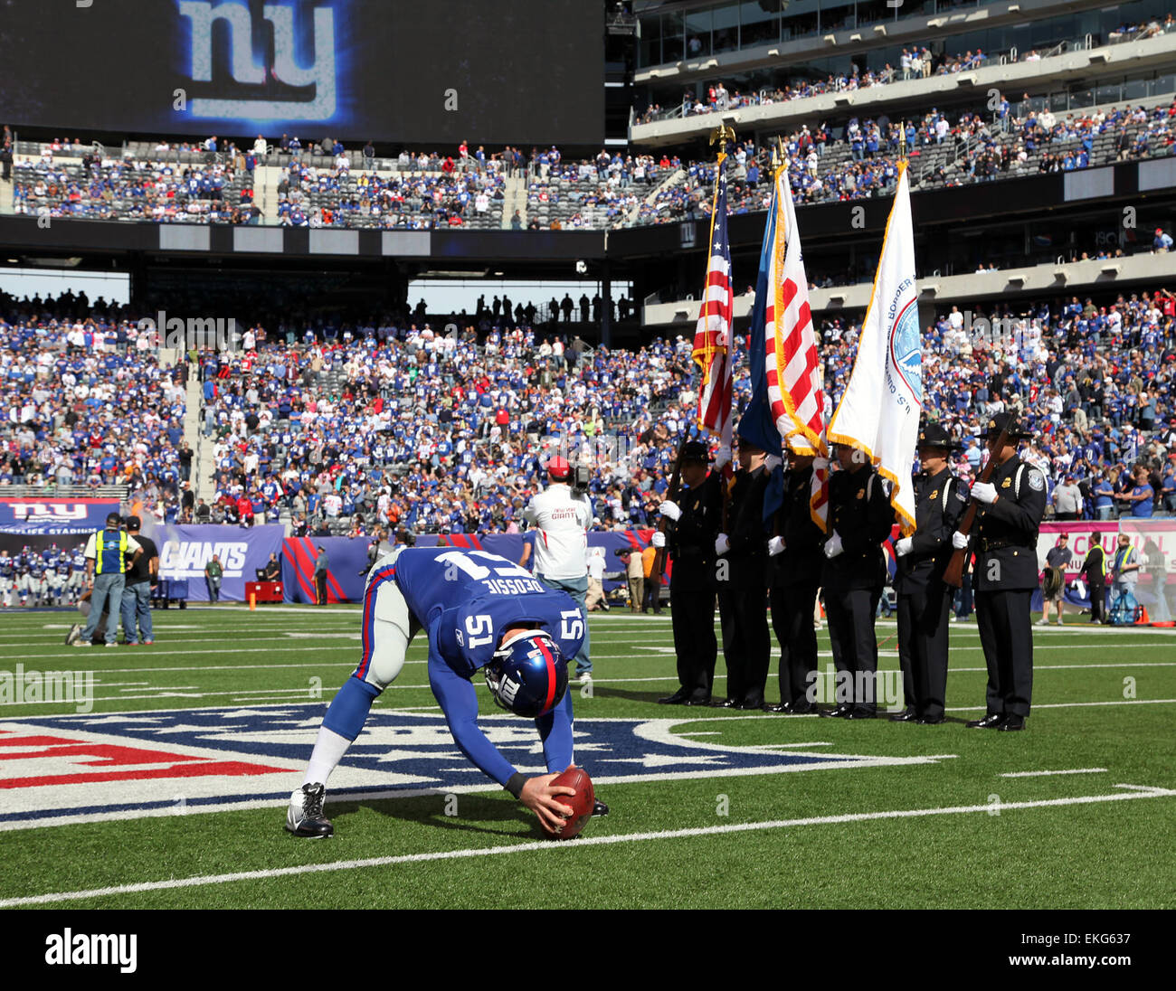 La Garde d'honneur de la CBP est prête à se produire au MetLife Stadium lors du match du 16 octobre 2011 entre les Giants de New York et les Bills de Buffalo. La cérémonie a honoré les forces de l'ordre et les premiers intervenants. Photo de Daniel Barrios. Banque D'Images