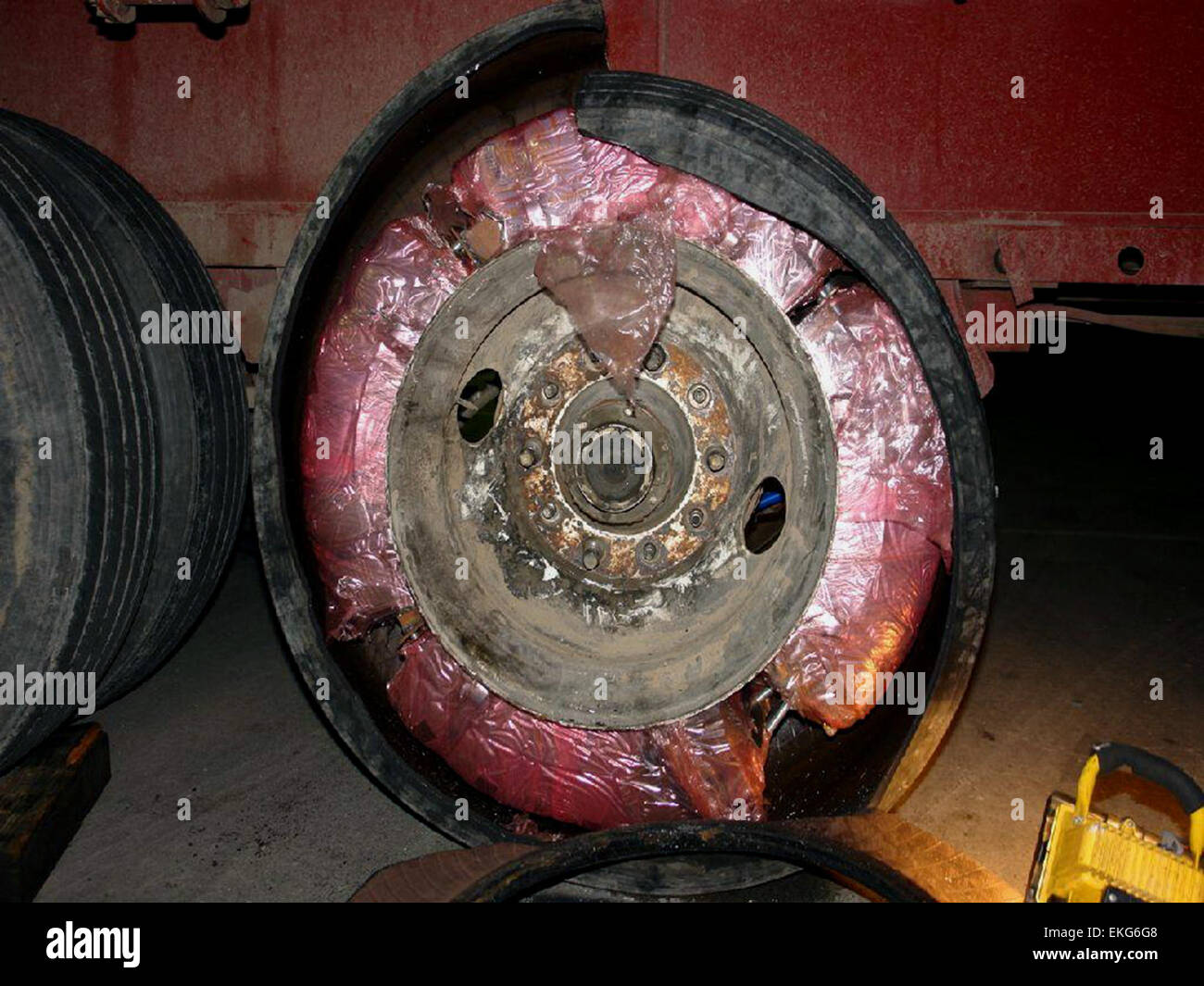 Le 17 mai 2013, des agents du CBP à Otay Mesa, en Californie, ont intercepté trois remorques de tracteur tentant de faire passer en contrebande plus d'une tonne de marijuana. Les stupéfiants étaient dissimulés dans les pneus des véhicules, démontrant le rôle du CBP dans la lutte contre la contrebande de drogue. Banque D'Images