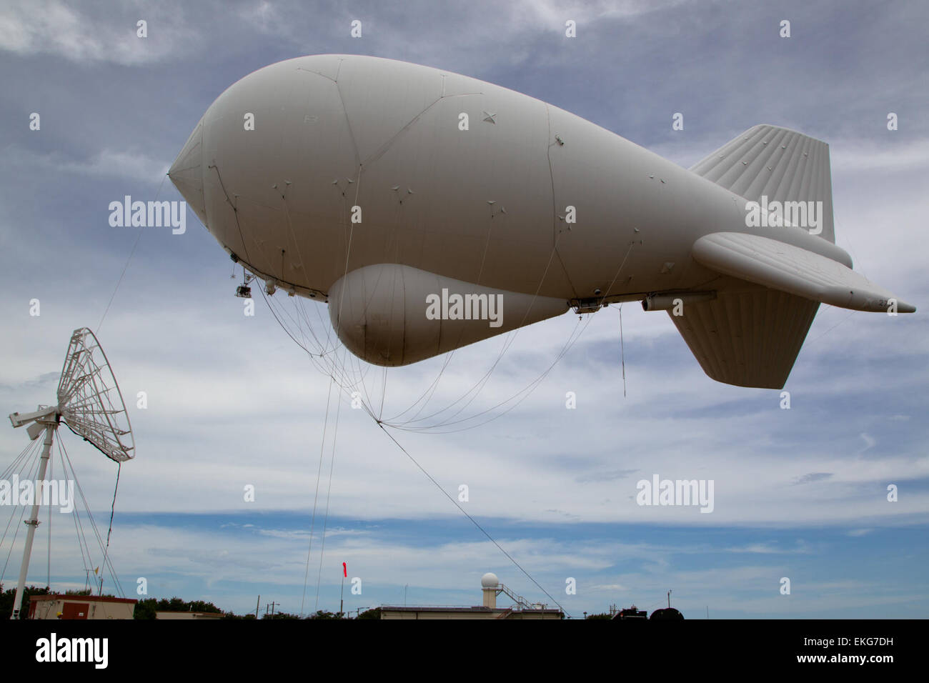 Le système radar aérostatique filaire (TARS) est déployé à Cudjoe Key, en Floride, pour des opérations de surveillance et de sécurité aux frontières, aidant à surveiller le trafic aérien et les activités illégales. Banque D'Images