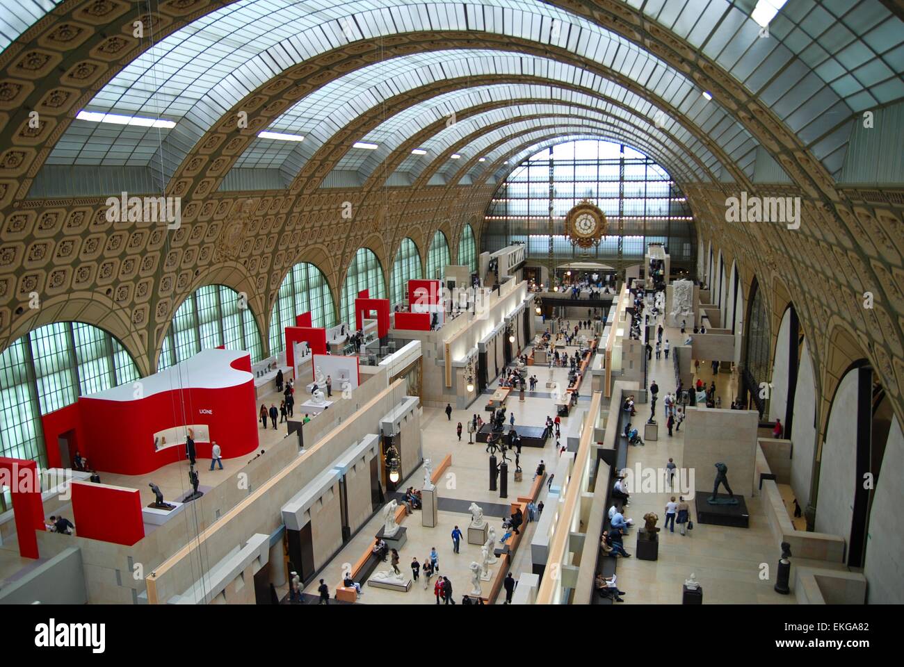 Musée d'Orsay, une ancienne gare ferroviaire, Paris, France, présentant des expositions et le toit voûté Banque D'Images