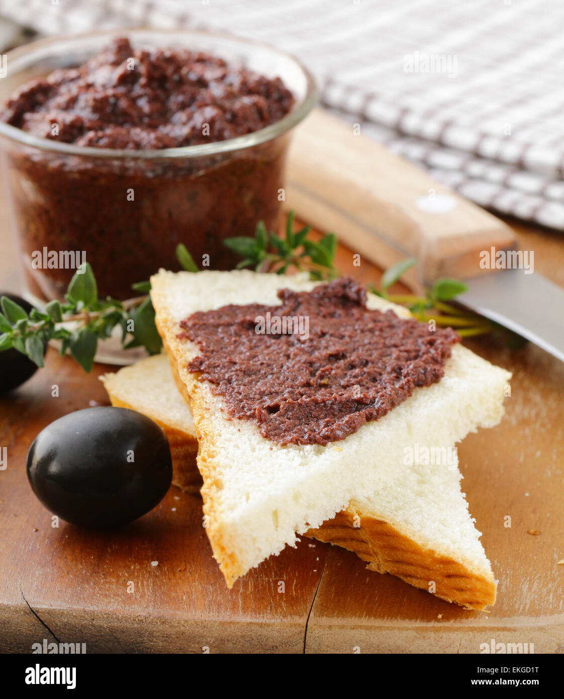 Tapenade d'olive des olives noires avec des herbes et épices Banque D'Images
