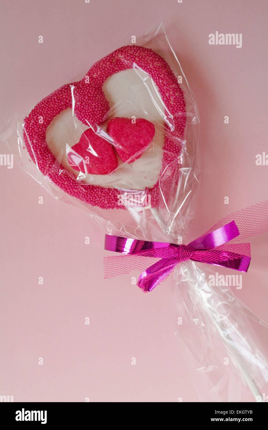 Sweetheart Mallowpops sur fond rose sucette guimauve Guimauve - lollipop avec jelly sucreries - idéal pour la Saint-Valentin Banque D'Images