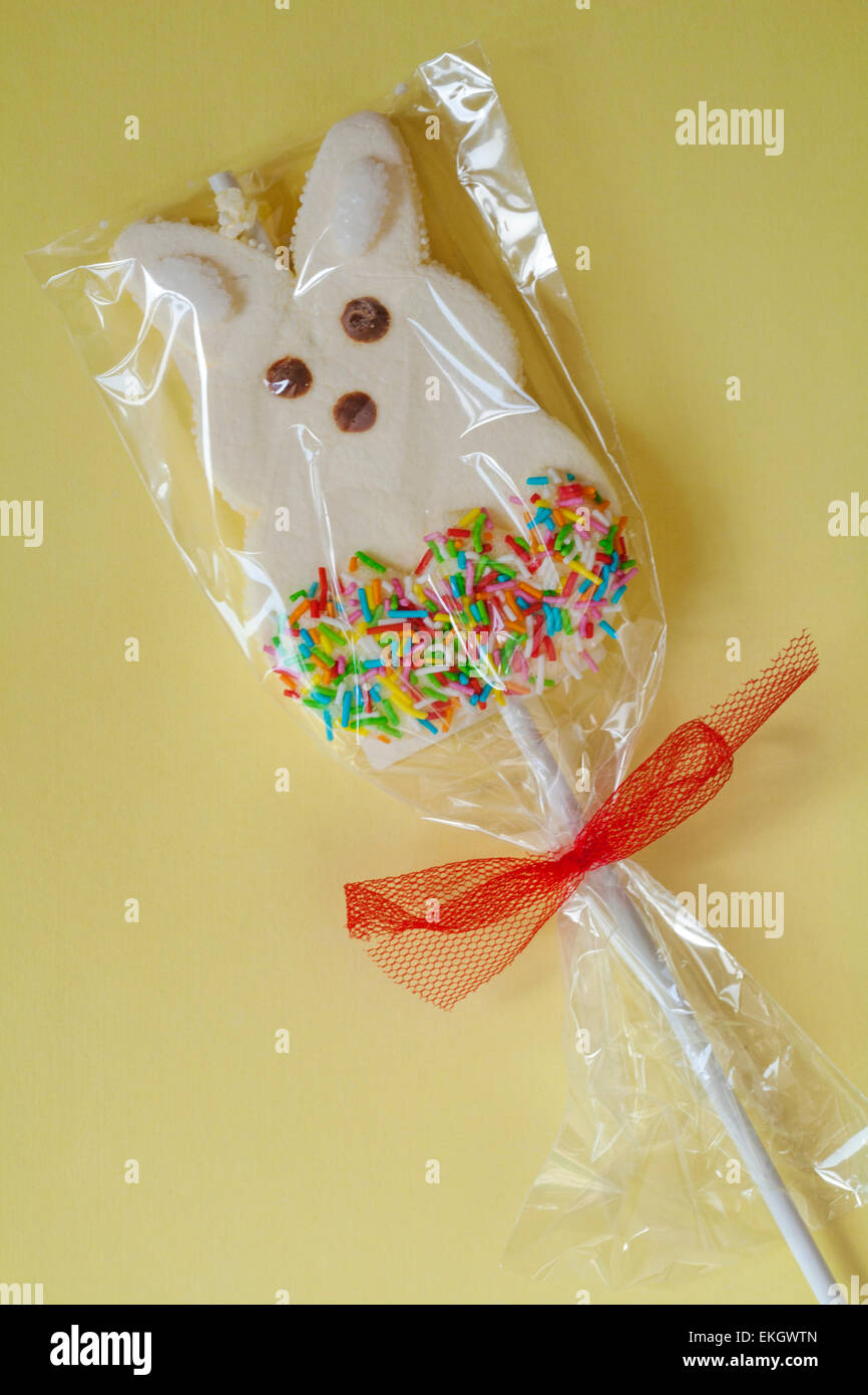 Lapin de Pâques sucette guimauve sur fond jaune pâle Banque D'Images