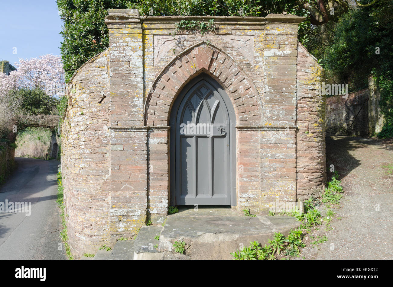 Porte en bois à l'entrée du jardin clos dans le village de jambons Soth lieu non identifié dans le Devon Banque D'Images