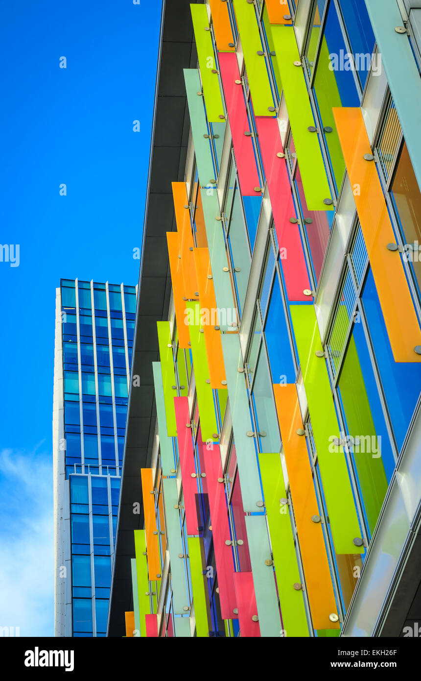 Bâtiment moderne avec des fenêtres multicolores et panneaux de conception graphique ci-joint, à Amsterdam, Pays-Bas, la position verticale Banque D'Images