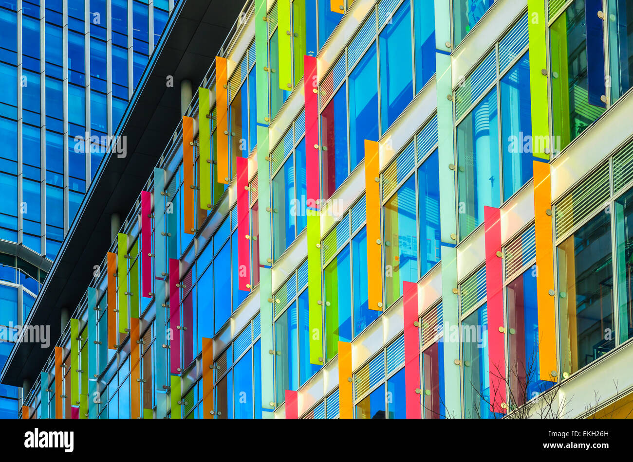 Bâtiment moderne avec des fenêtres multicolores et panneaux de conception graphique ci-joint, à Amsterdam, Pays-Bas, en position horizontale. Banque D'Images