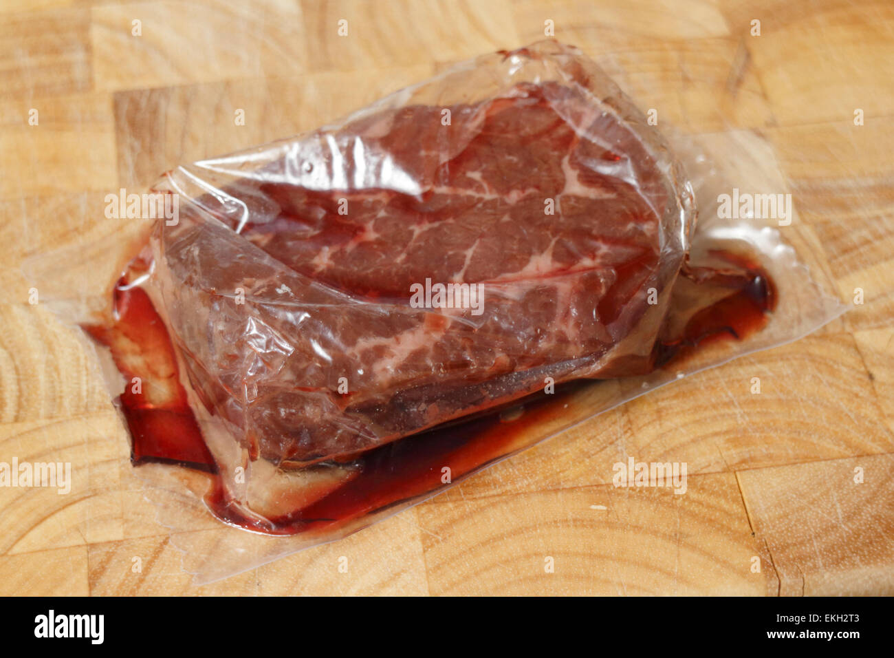 Décongélation de steak de bison et emballées sous vide Banque D'Images